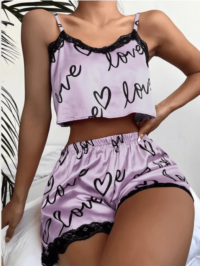 Pijama Feminino Love - Conjunto Top Cropped e Shorts Fresquinho LooseFit Com Detalhes Em Renda | Tecido Super Macio e Confortável