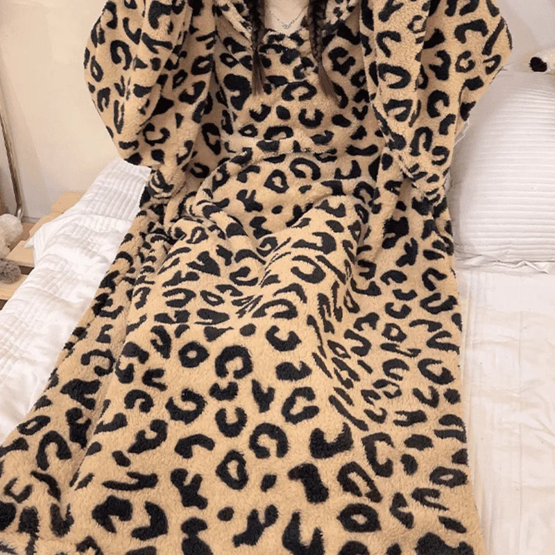 Pijama Feminino LeopardPlush - Pulôver de Pelúcia Com Estampa de Leopardo | Sobretudo de Cobertor Para Ficar Super Confortável Nos Dias Frios