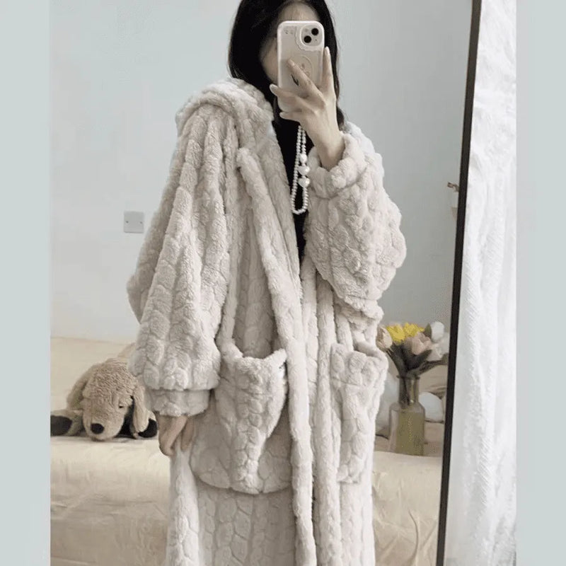 Pijama Feminino de Pelúcia - Roupão Fluffy Haven com Capuz, Bolsos e Botões | Quentinho, Macio e Super Confortável