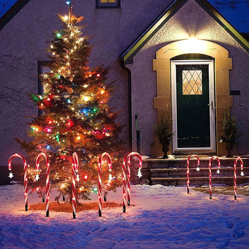 Doces luzes de natal ao ar livre com painel solar