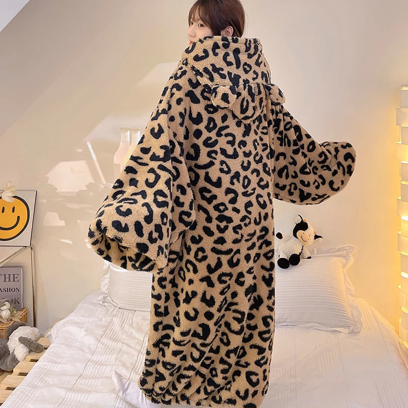 Pijama Feminino LeopardPlush - Pulôver de Pelúcia Com Estampa de Leopardo | Sobretudo de Cobertor Para Ficar Super Confortável Nos Dias Frios